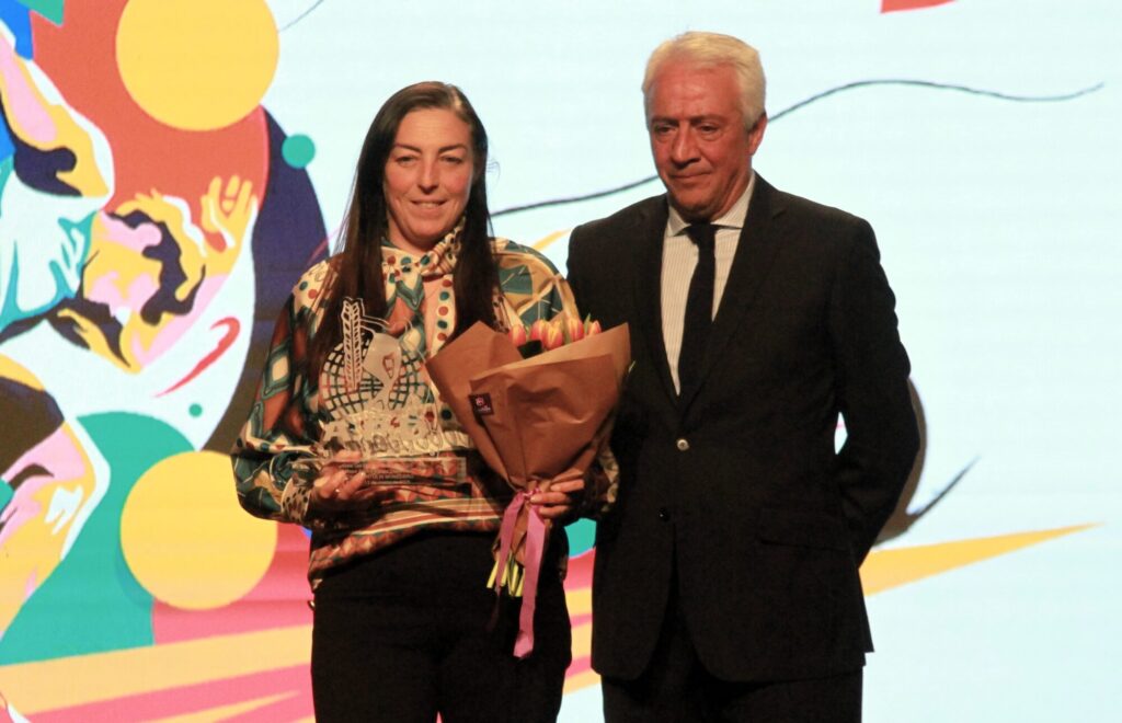 Mónica Antolín recibe el reconocimiento a mejor juez en la Gala del deporte burgalés 2025.